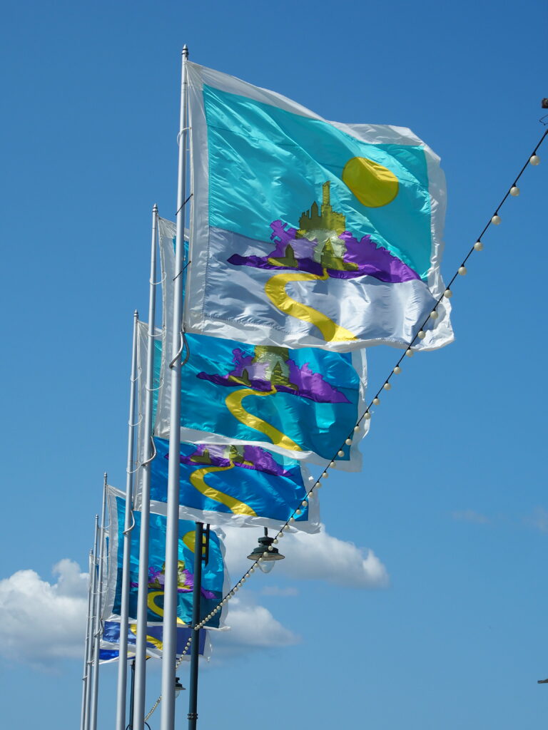 Mount banner (designed by Lucy Birbeck) flying on the Prom